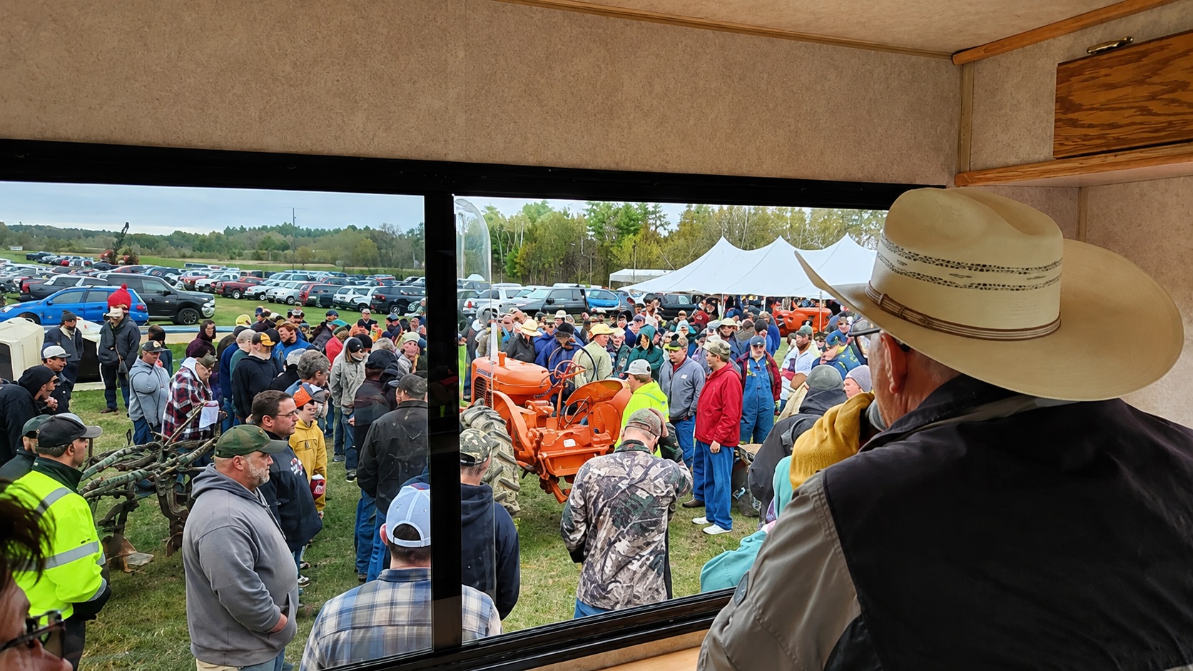 Auction equipment and crowd